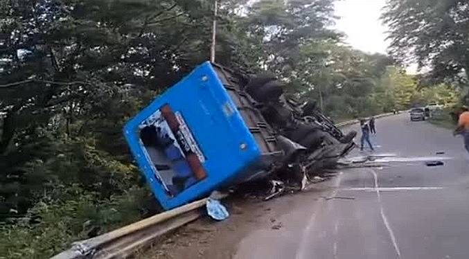 Vuelco de una buseta que cubría la Ruta Machiques – Maracaibo deja tres heridos