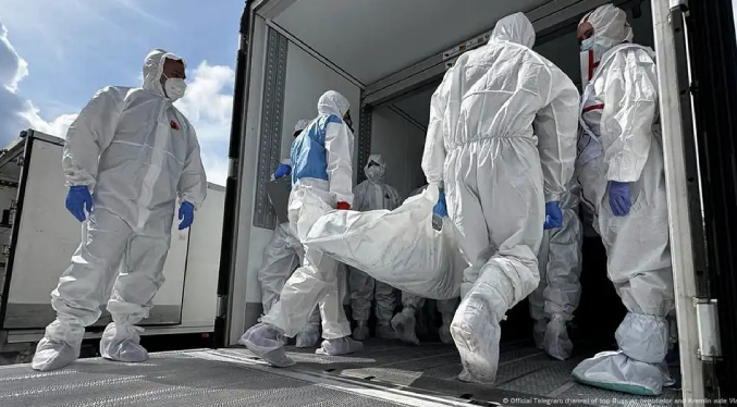 Rusia devuelve los cadáveres de mil soldados ucranianos