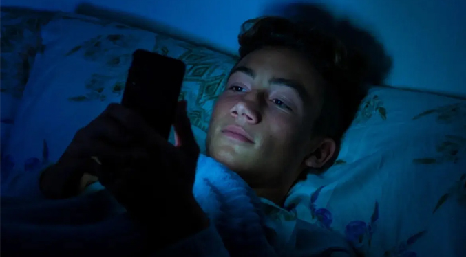 El estrés digital impacta negativamente en el rendimiento académico de los jóvenes