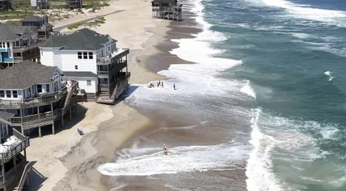 El huracán Erin se aleja de Carolina del Norte pero se mantienen las advertencias en EEUU