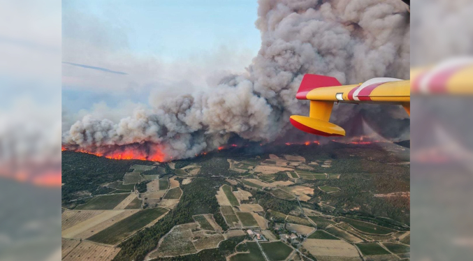 Un incendio en el sur de Francia arrasa 11.000 hectáreas y deja una mujer muerta