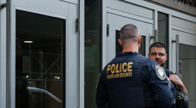 Juez ordena al ICE mejorar las condiciones en un centro de detención de inmigrantes