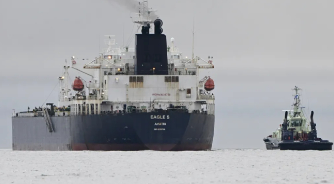 Finlandia acusa a tres marineros de un petrolero por sabotear cables en el mar Báltico