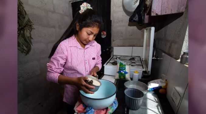 Unicef: El trabajo doméstico de mujeres adolescentes en América Latina casi duplica al de los hombres
