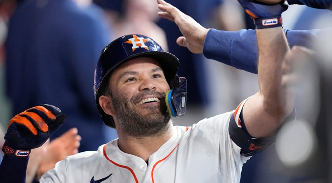 José Altuve continúa escalando en lista de robos de base de camareros en la MLB