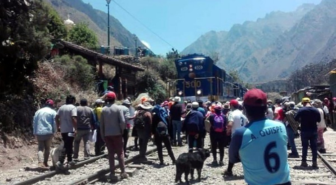 Turistas afectados por bloqueos de vía férrea hacia Machu Picchu en el sur de Perú