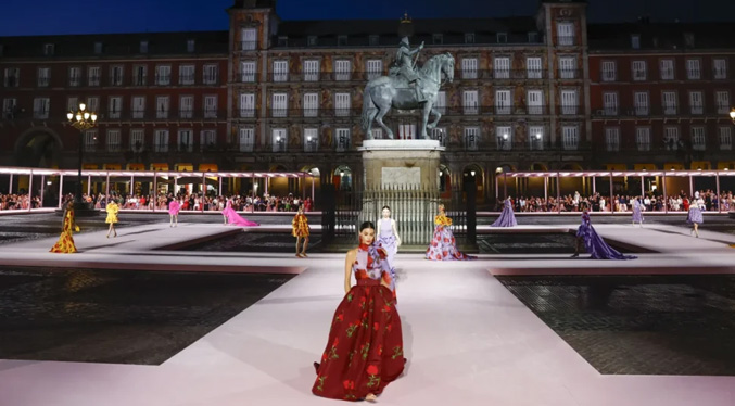 Carolina Herrera rinde homenaje al Madrid castizo con diseños para una mujer global