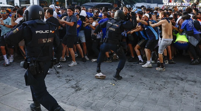 Cargas policiales contra los hinchas del Marsella cerca del Bernabéu