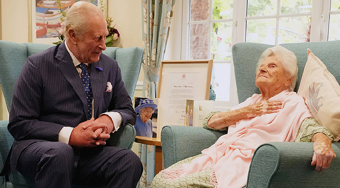 Carlos III visita a Ethel Catherham, la mujer más longeva del mundo que tiene 116 años