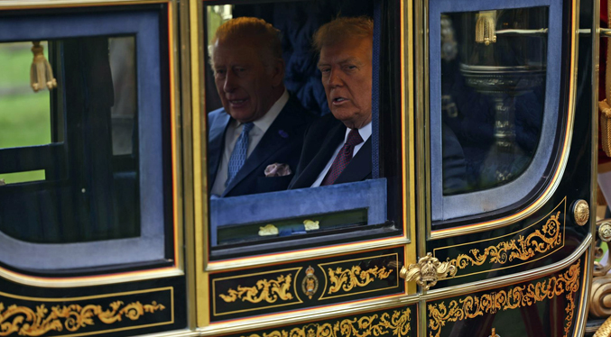 Carlos III y Trump pasan revista a la Guardia Real en el castillo de Windsor