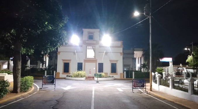 Cementerio Corazón de Jesús luce limpio e iluminado