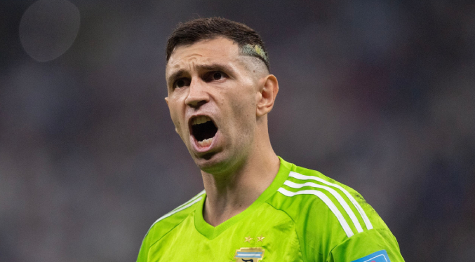 Manchester United descarta a Dibu Martínez y ficha a otro portero