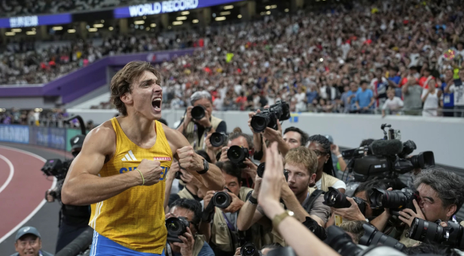 Duplantis rompe récord mundial de salto con pértiga por 14ta vez y gana su tercer título mundial