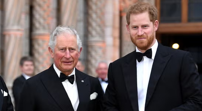 El Príncipe Harry culminó la visita del reencuentro con el rey Carlos III