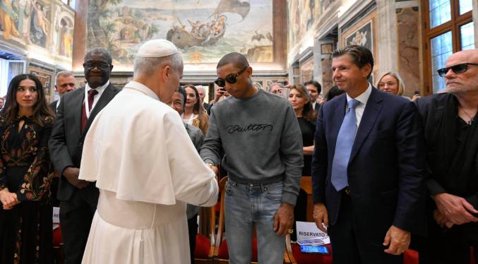 El papa saluda a Pharrell Williams en la víspera del ‘macroconcierto’ vaticano