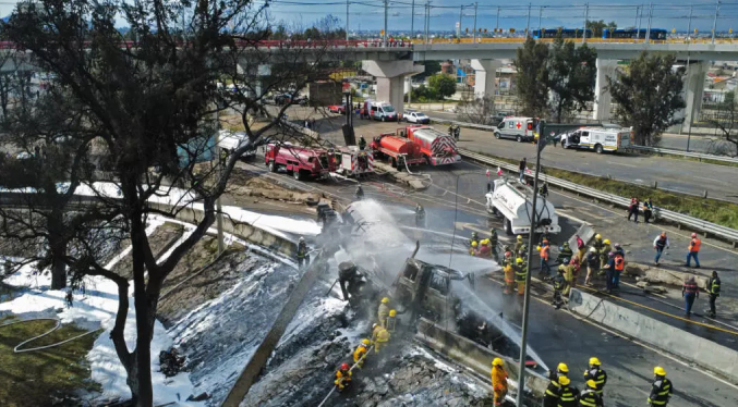 Sube a seis el número de muertos por explosión de camión de gas en México
