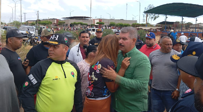 Luis Caldera llega al perímetro del lugar de la explosión