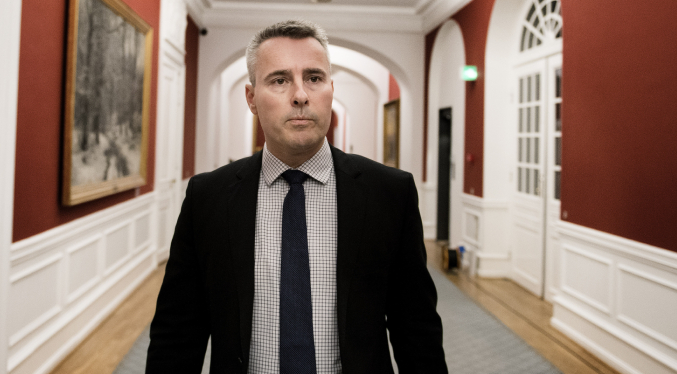 Un influyente exministro es condenado a cuatro meses de prisión por pornografía infantil en Dinamarca