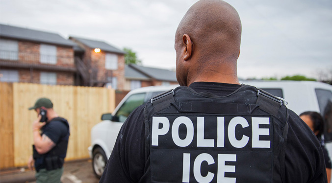 Agentes del Servicio de Inmigración de EEUU podrán portar armas, arrestar y deportar