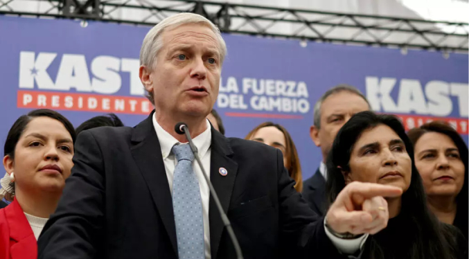 El presidenciable favorito en Chile plantea detener y expulsar a indocumentados