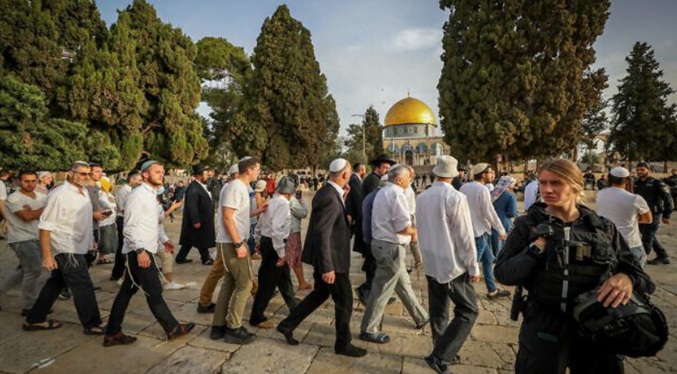 Decenas de judíos violan el ‘statu quo’ rezando por Charlie Kirk en el Monte del Templo