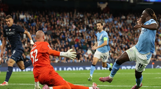 El City doblega a un Nápoles que jugó 70 minutos con uno menos