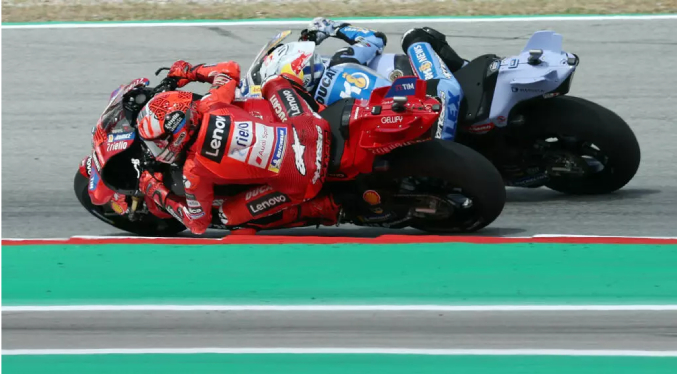 Los Márquez se reparten el botín: Álex gana en Montmeló, Marc se acerca al Mundial