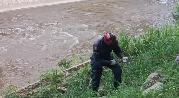 Hallan cadáver de un hombre a orillas del río Guaire en Antímano