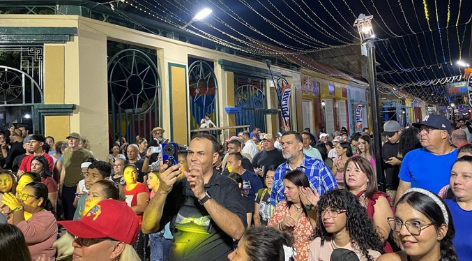La Calle Carabobo retumba al ritmo de la gaita en la Noche de Retreta