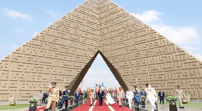 Felipe VI y la reina Letizia contemplan las pirámides de Guiza