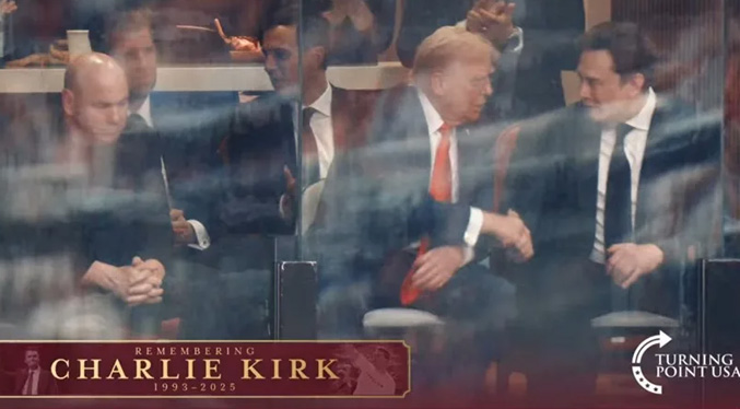 Donald Trump y Musk se reencuentran y se dan la mano en el funeral de Kirk