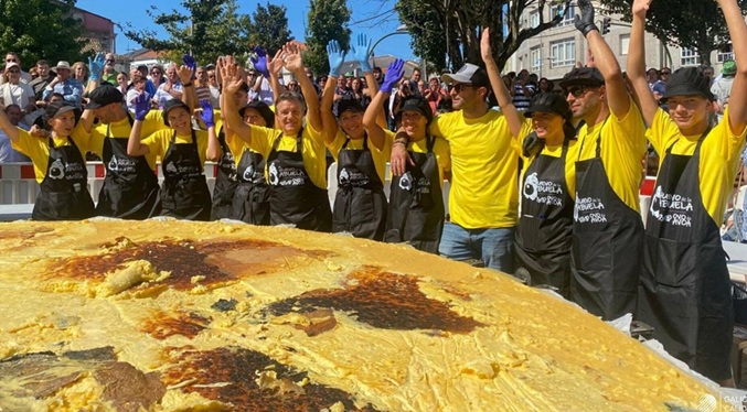 Pueblo español repite récord de mayor tortilla del mundo con 17.000 huevos