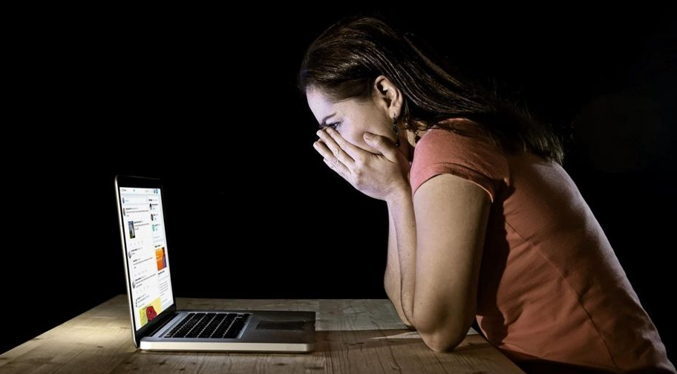 El 61 % de las jóvenes venezolanas sufre o conoce a alguna víctima de violencia digital