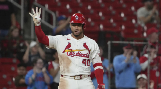 Venezolano Contreras impulsa cuatro carreras en victoria de Cardenales sobre Atléticos