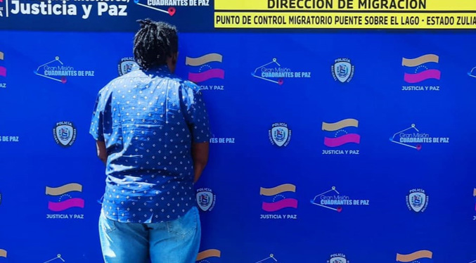 Detienen a un hombre por usar documentos falsos