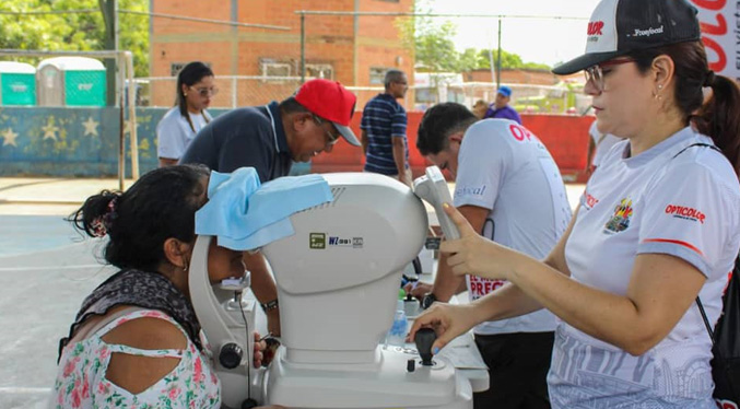 Alcaldía de Maracaibo entrega lentes gratuitos a niños con patologías oculares