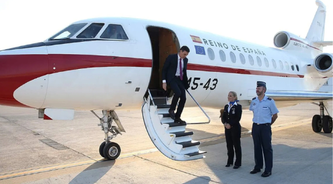 Avión en que volaba Sánchez sufre avería y regresa a Madrid