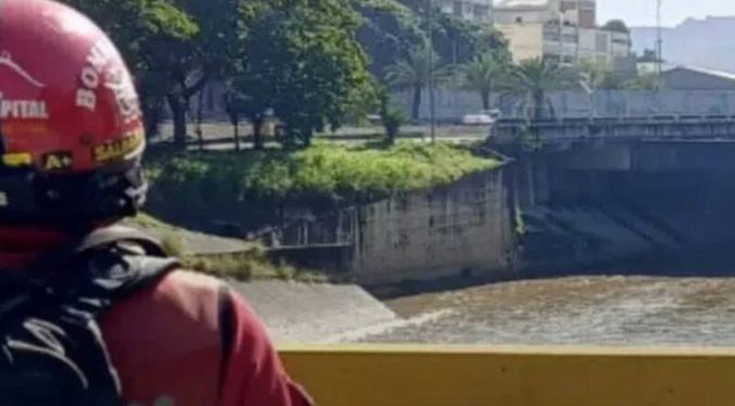 Bomberos de Caracas buscan a un hombre que cayó en el río Guaire