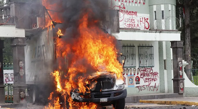 Queman un camión en una instalación militar en Ciudad de México tras una protesta