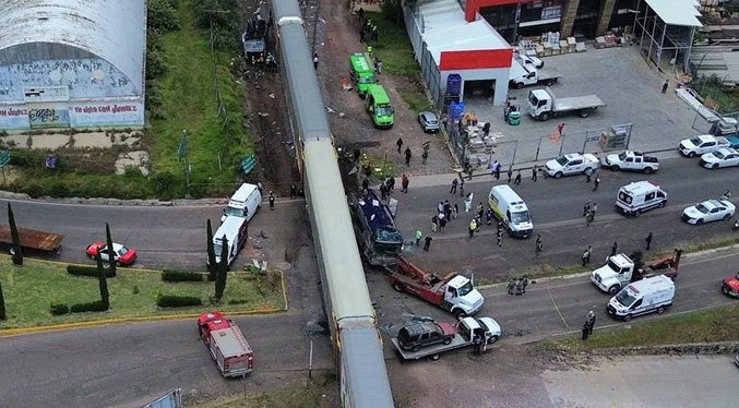 Un tren arrolla a un autobús y deja ocho muertos en el estado de México