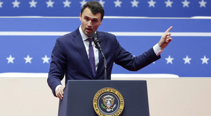 El comentarista conservador Charlie Kirk recibe un disparo en una universidad de EEUU