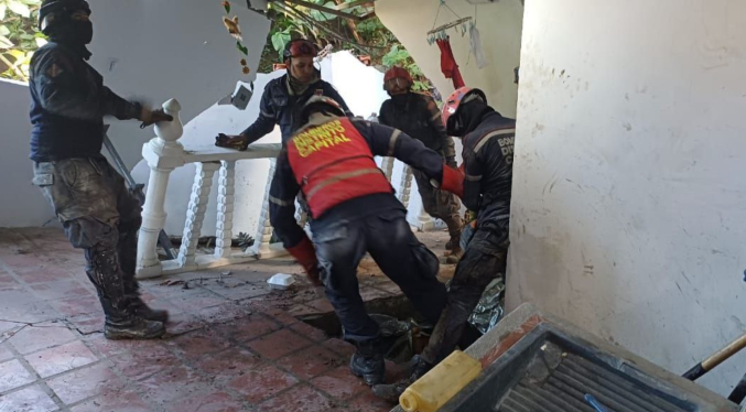 Al menos un fallecido y cuatro heridos deja colapso de vivienda en Cotiza