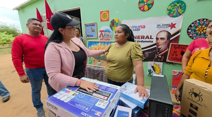 Gobierno entrega equipos tecnológicos para potenciar la educación de jóvenes en Mara