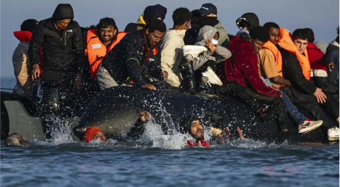 Francia rescata este fin de semana a casi 400 migrantes en el canal de la Mancha