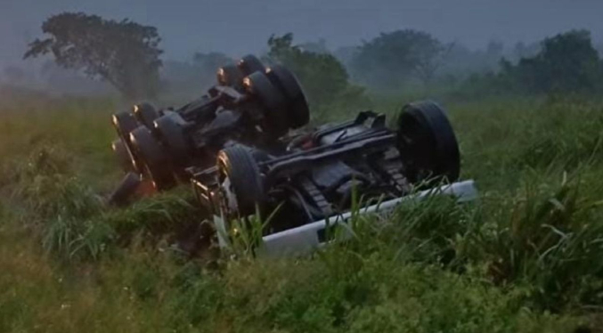 Gandola cargada de cemento se vuelca en la Villa del Rosario tras fuertes lluvias