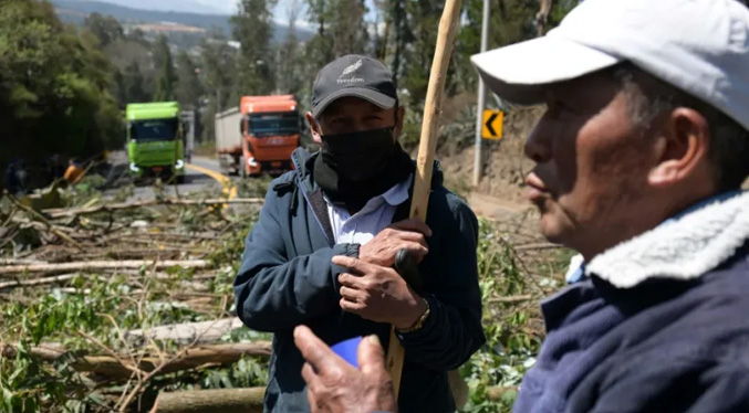 Indígenas de Ecuador cierran vías en protesta por fin del subsidio al diésel