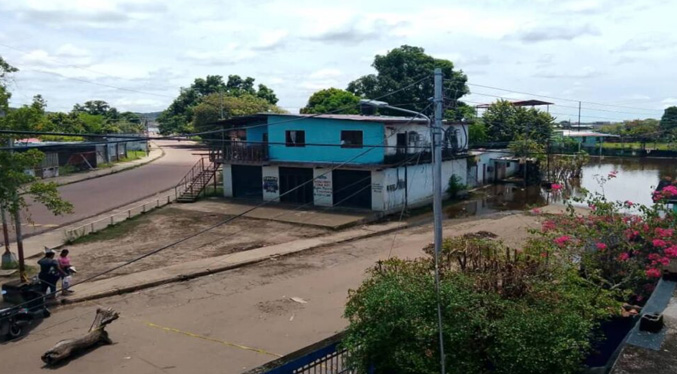 Familias afectadas por las inundaciones salen de los refugios en Amazonas
