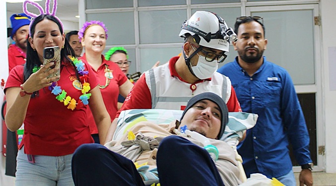 Joven venezolano sale de hospital de Ecuador tras mil 245 días de luchar por su vida