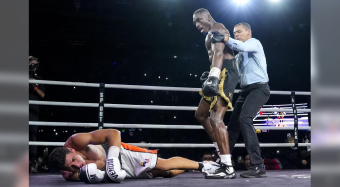 El boxeador venezolano Alejandro Ortiz pierde por KO ante el francés Bakary Samaké