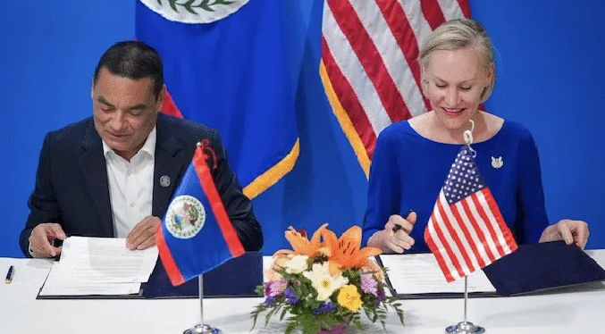 Belice firma un acuerdo para recibir a migrantes que piden asilo en EEUU